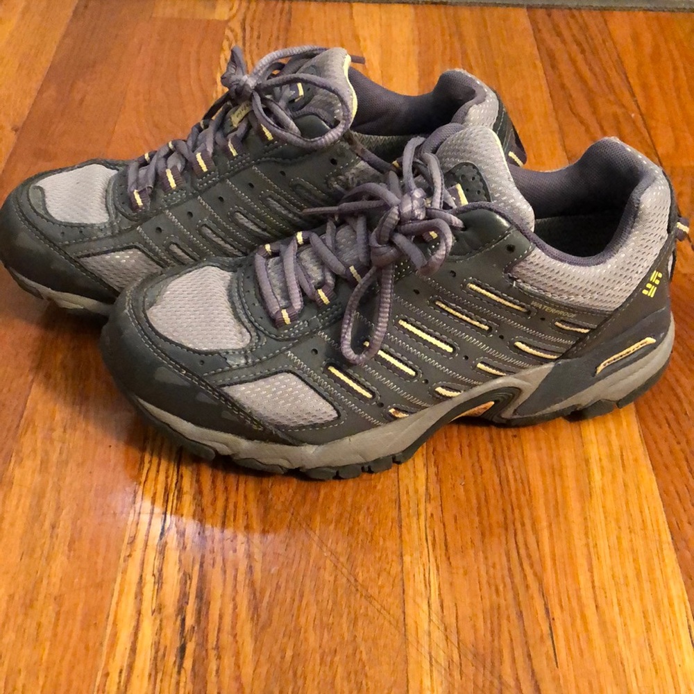 Women’s walking shoes